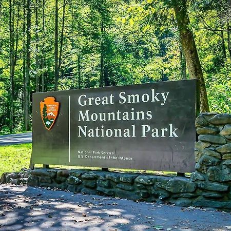 Breathtaking Views Of The Smokies, 3 Mins To Gatlinburg Villa Exterior photo