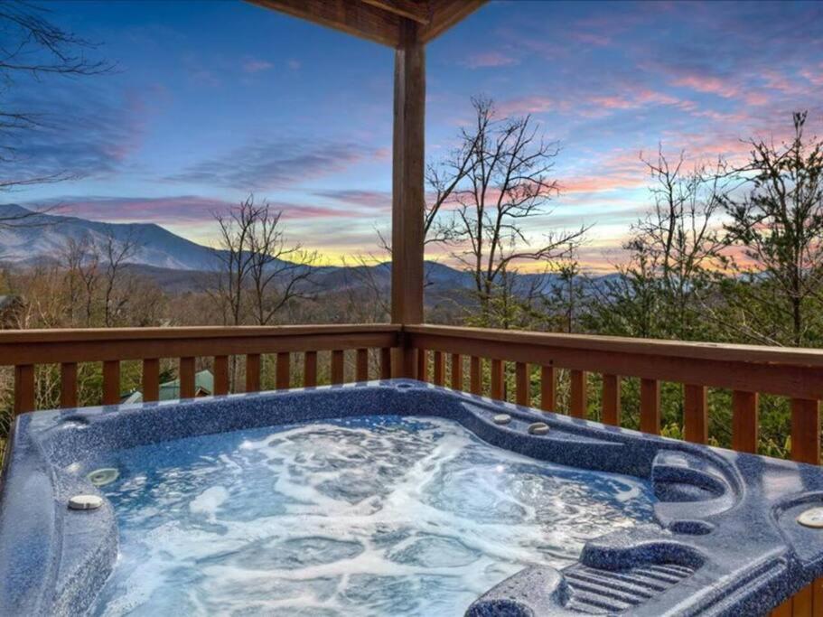 Breathtaking Views Of The Smokies, 3 Mins To Gatlinburg Villa Exterior photo