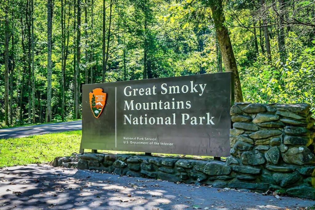 Breathtaking Views Of The Smokies, 3 Mins To Gatlinburg Villa Exterior photo